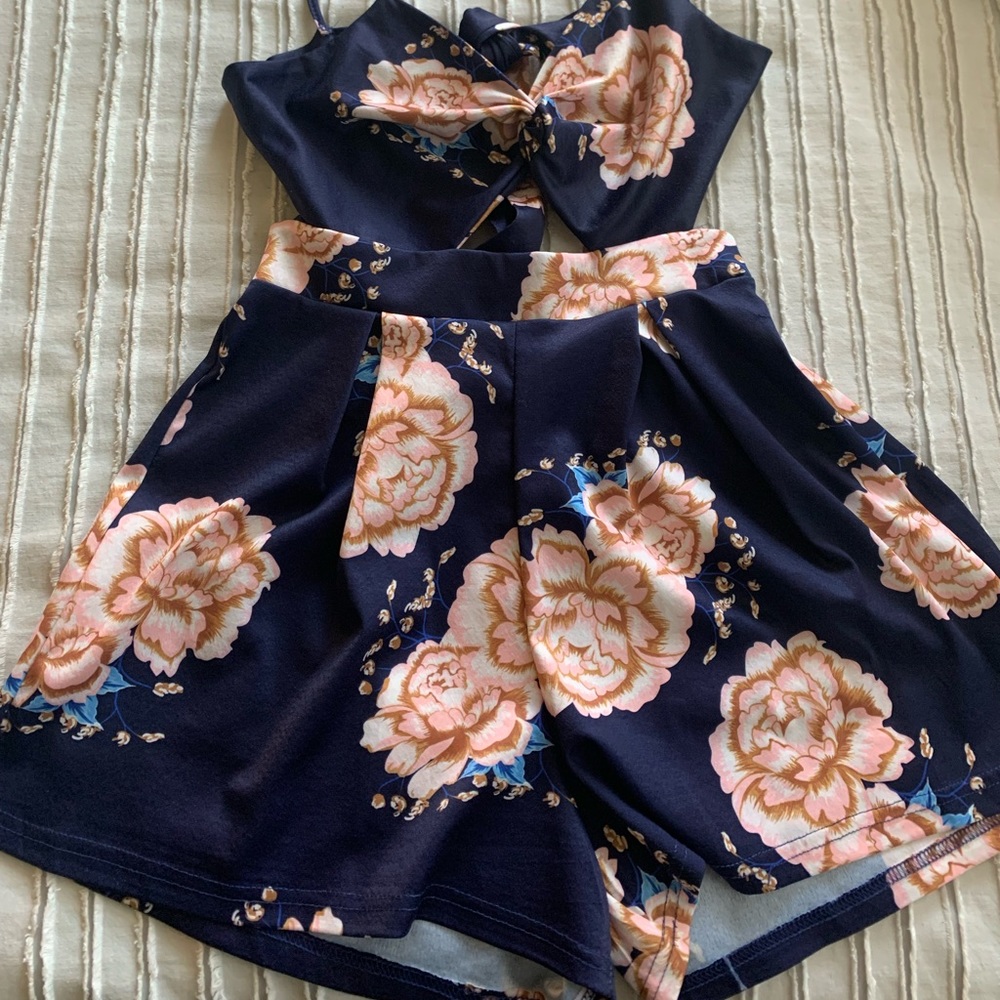 Open back flowered romper - Picture 2 of 4